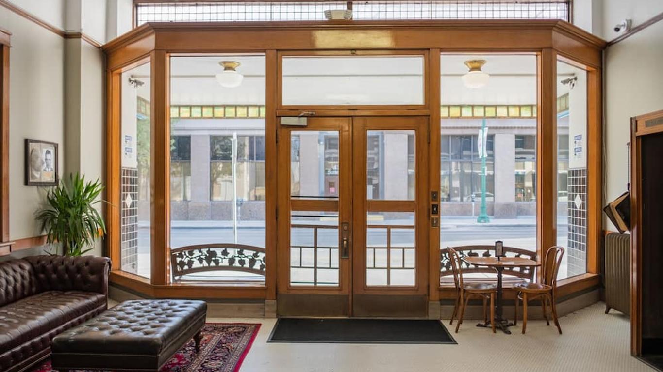 Gardner Hotel & Hostel