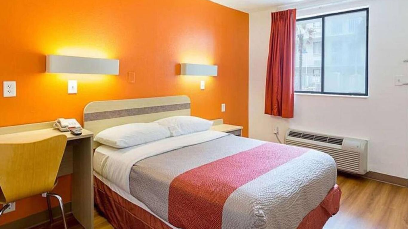 Super 6 Inn & Suites
