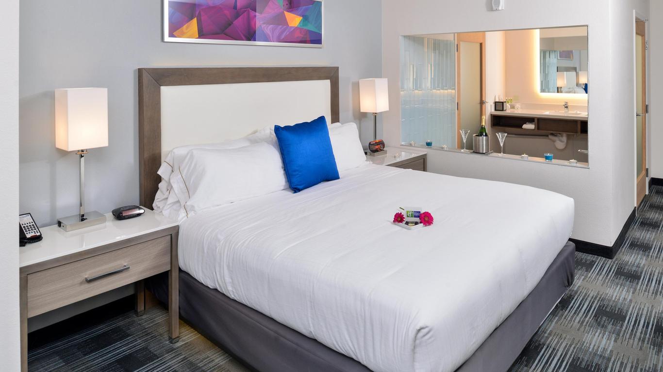 Holiday Inn Express & Suites San Diego - Mission Valley