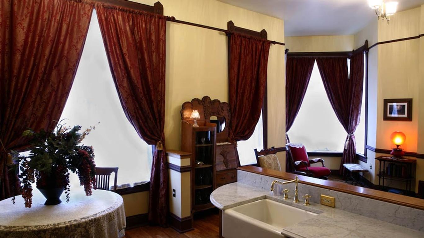 Martin & Mason Hotel