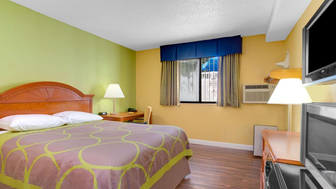 Super 8 by Wyndham Gainesville I-75 Hospital/University Area