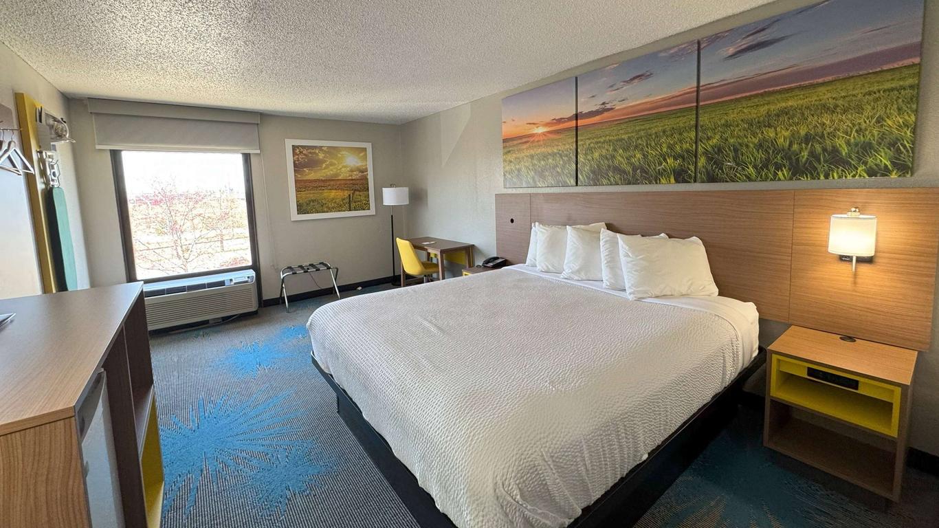 Days Inn & Suites by Wyndham Cedar Rapids