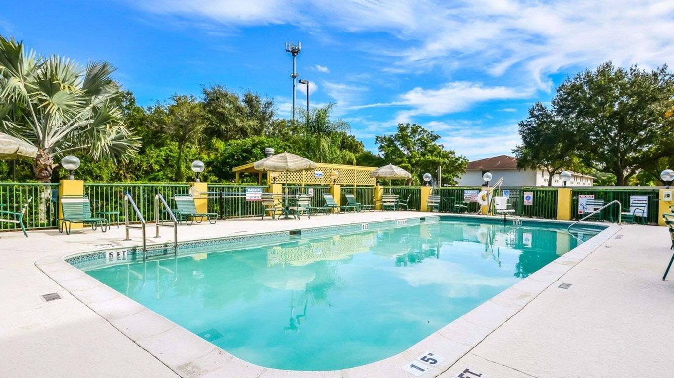 Comfort Suites Tampa - Brandon