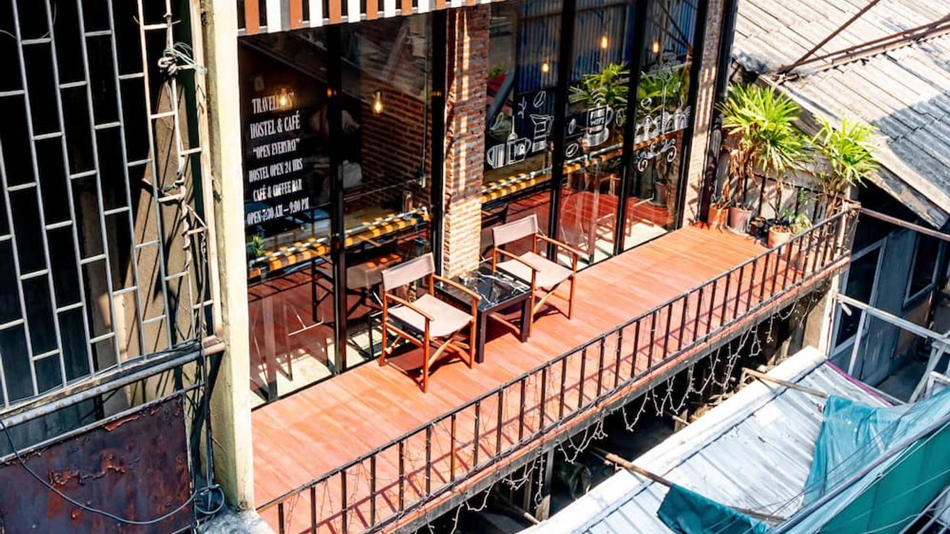 Thonglor Travellers Hostel & Cafe
