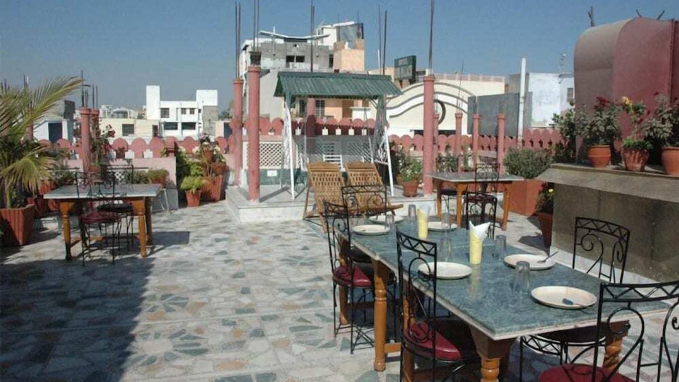 Royal Aashiyana Palace Hotel
